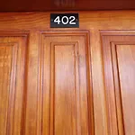 Juncos 402 * 普拉亚戴尔雷安格莱斯